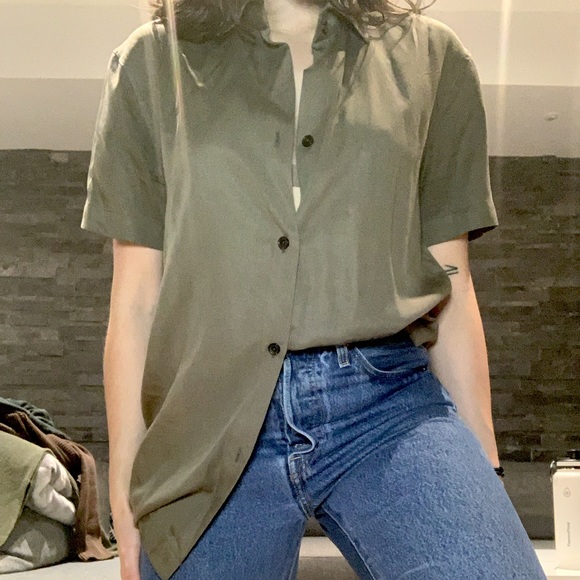 A flowy, relaxed button-down crafted from lyocell micro twill from Kotn. - Picture 2 of 6